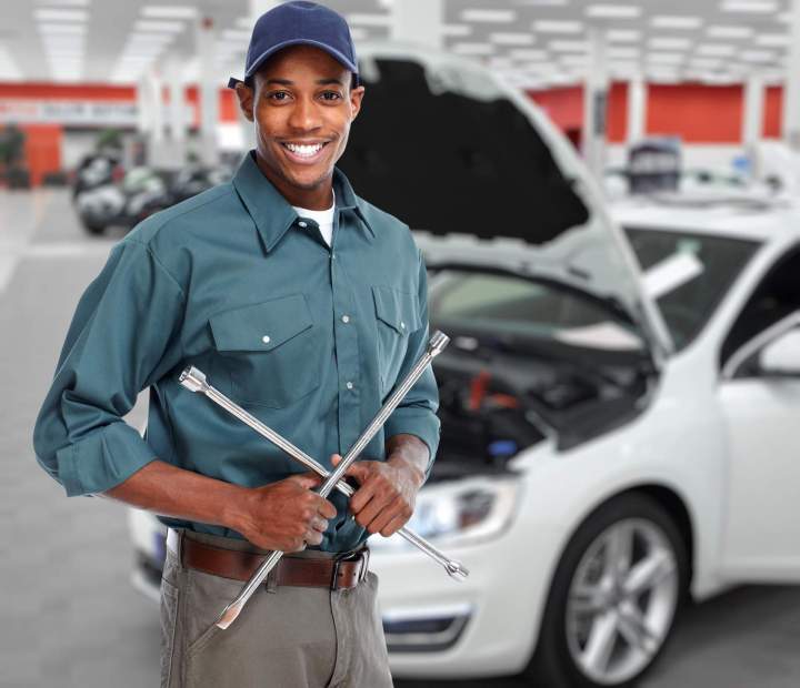 Mécanicien spécialisé dans l'entretien de voiture Les Trois-Bassins